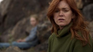 Green Turtle neck sweater worn by Mary (Isla Fisher) as seen in Wolf Like Me TV show (Season 1)
