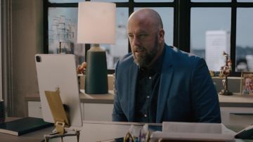 Chaqueta Blazer azul usada por Toby Damon (Chris Sullivan) como se ve en el programa de televisión This Is Us (Temporada 6 Episodio 1)
