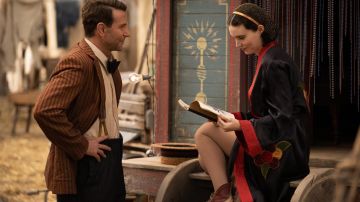 Black kimono worn by Molly Cahill (Rooney Mara) as seen in Nightmare Alley TV series outfits