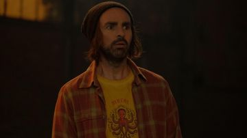 The yellow t-shirt 'Metal' worn by Julien Arruti in the film Superheroes in spite of himself