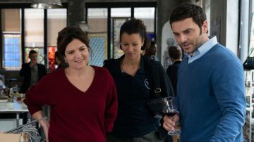 Le pull rouge porté par Hélène (Agnès Jaoui) dans le film Compagnons