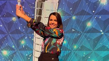 Le chemisier imprimé porté par Manon dans l'émission N'oubliez pas les paroles