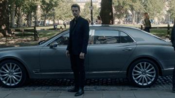 Zapatos negros usados por Matthew Clairmont (Matthew Goode) como se ve en el vestuario de la serie de televisión A Discovery of Witches (Temporada 3 Episodio 1)