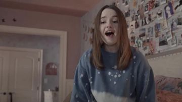 Sweatshirt worn by Zoe Murphy (Kaitlyn Dever) as seen in Dear Evan Hansen movie outfits