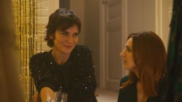 La robe à paillettes portée par Charly Fleury (Géraldine Pailhas) dans le film Tendre et saignant