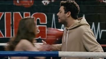 The hooded sweatshirt beige worn by Kev (Kev Adams) in the movie Love is better than life