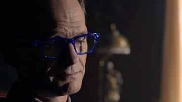Les lunettes bleues portées par L&#39;Analyste (Neil Patrick Harris) comme on le voit dans la garde-robe du film Matrix Resurrections