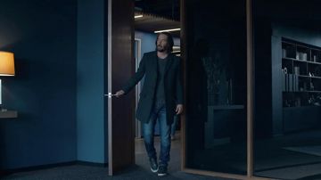 Les baskets portées par Neo / Thomas Anderson (Keanu Reeves) comme on le voit dans les tenues du film Matrix Resurrections