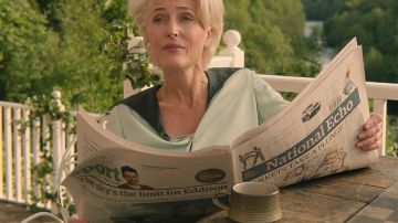 Cup of Jean Milburn (Gillian Anderson) as seen in Sex Education TV show (Season 1 Episode 1)