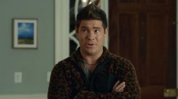 Chaqueta de piel usada por Kelvin Gemstone (Adam DeVine) como se ve en el vestuario de la serie de televisión The Righteous Gemstones (Temporada 2 Episodio 2)