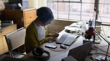 Cardigan porté par Zoë Kravitz comme on le voit dans les tenues de film KIMI