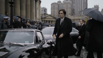 Abrigo largo negro usado por Bruce Wayne (Robert Pattinson) como se ve en los atuendos de las películas de The Batman