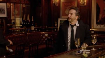 El abrigo negro que lleva Édouard Baer en la película Adieu Paris