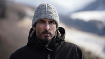 The twisted bonnet worn by Stéphane Dutel (Vincent Elbaz) in the film Mystery