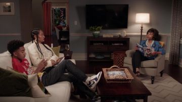 Nike Air Jordan 1 Low-Top Sneakers portées par Jack Johnson (Miles Brown) comme on le voit dans la série TV noir-ish Tenues (Saison 8 Épisode 2)