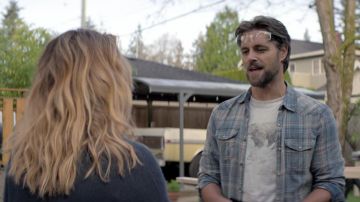 Camisa de franela a cuadros usada por Ed (Samuel Page) como se ve en los atuendos de películas de Brazen