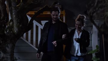 Camisa de blusa blanca usada por Grace (Alyssa Milano) como se ve en la película Brazen