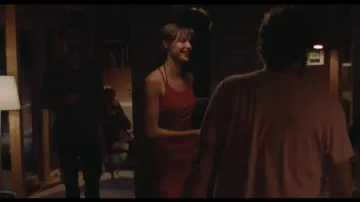 Croix rouge dos robe portée par Julie (Renate Reinsve) dans La Pire Personne du Monde