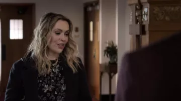 Collar de capas multicadena de oro usado por Grace (Alyssa Milano) en trajes de películas de brazen