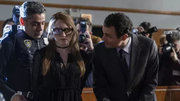 Robe noire portée par Anna Delvey (Julia Garner) comme on le voit dans Inventing Anna séries TV tenues (Saison 1)