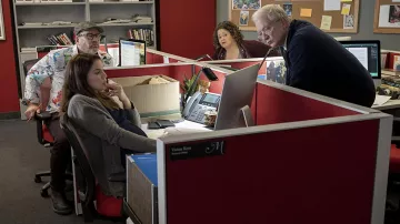 Les lunettes portées par Lou (Jeff Perry) comme on le voit dans Inventing Anna TV show (Saison 1)