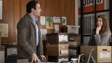 Gris Long Manteau porté par Vivian (Anna Chlumsky) comme on le voit dans Inventing Anna TV show tenues (Saison 1)