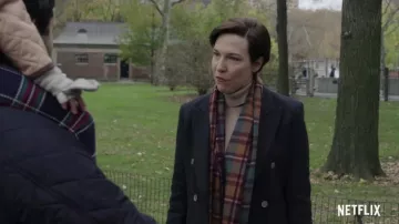 Écharpe à carreaux portée par ADA Catherine McCaw (Rebecca Henderson) comme on le voit dans Inventing Anna TV show (Saison 1)