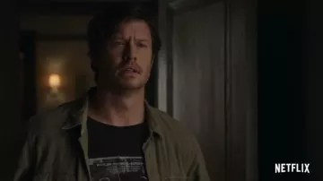 T-Shirt imprimé porté par Jack (Anders Holm) comme on le voit dans Inventing Anna TV show (Saison 1)