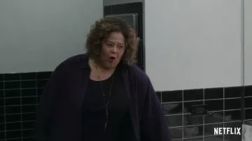 Rayé Violet Cardigan porté par Maud (Anna Deavere Smith) comme on le voit dans l&#39;Invention d&#39;Anna Tenues (Saison 1)