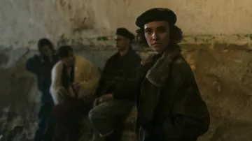 Veste de fourrure Manteau porté par Anya (Stasya Miloslavskaya) comme on le voit dans le Froid de la série Tv tenues (Saison 1)