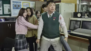 Cardigan de cable rosa usado por On-jo (Park Ji-hoo) como se ve en el vestuario de la serie de televisión All of Us Are Dead (Temporada 1)