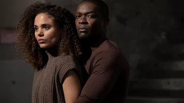 Cuello marrón sin mangas usado por Emma (Jessica Plummer) como se ve en el vestuario de la serie de televisión The Girl Before (Temporada 1)