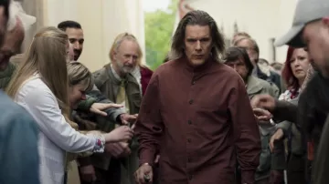 Camisa burgundy Button Down usada por Arthur Harrow (Ethan Hawke) como se ve en el vestuario de la serie de televisión Moon Knight (Temporada 1)