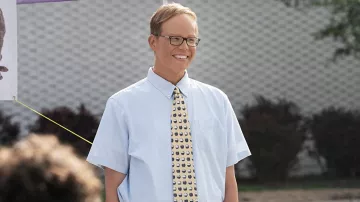 Corbata amarilla impresa usada por Joel (Jeff Hiller) como se ve en los atuendos de la serie de televisión Somebody Somewhere (Temporada 1 Episodio 4)