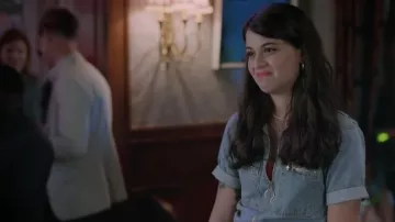 Mono de mezclilla usado por Samantha Fink (Sofia Black-D'Elia) como se ve en Single Drunk Female Wardrobe (Temporada 1)