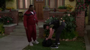 Les baskets New Balance portées par Calvin (Cedric the Entertainer) comme on le voit dans Le Quartier de l'émission de TÉLÉVISION (Saison 4 Épisode 11)