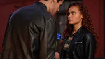 Chaqueta de cuero usada por Ivy (Anna Maiche) como se ve en el vestuario de la película Wicked