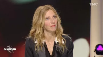 The blazer jacket with a white collar worn by Sandrine Kiberlain in the Daily show of January 19, 2022