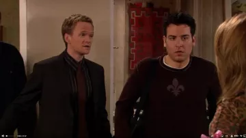 Le pull noir avec fleur de lys de Ted Mosby (Josh Radnor) dans la série How I Met Your Mother (Saison 2 Episode 19)