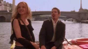 Haut noir porté par Céline (Julie Delpy) dans Avant le Coucher du Soleil Film Armoire