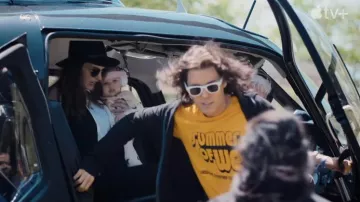 Summer of We Yellow Tee usado por Adam Neumann (Jared Leto) como se ve en el programa de televisión WeCrashed (Temporada 1)