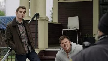 Chaqueta de sherpa marrón usada por Ed Poole (Dave Franco) como se ve en el programa de televisión The Now (Temporada 1 Episodio 11)