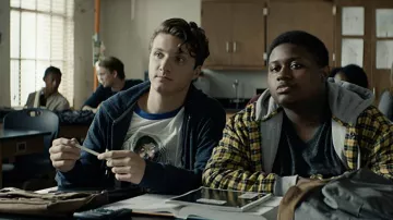T-shirt imprimé porté par Neil (Jake Short) comme on le voit dans la garde-robe du film Supercool