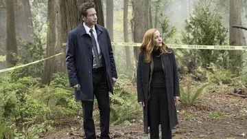 Gris foncé Manteau de Laine porté par Dana Scully (Gillian Anderson) comme on le voit dans Les tenues de la série télévisée X-Files (Saison 11 Épisode 6)