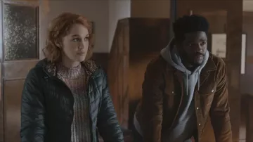 Chaqueta acolchada usada por Corinne Dearborn (Hope Lauren) como se ve en The Republic of Sarah Outfits (S01E04)