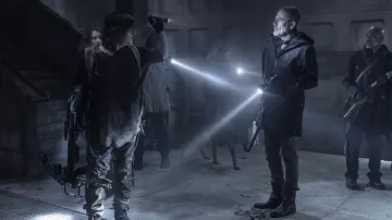 Botas usadas por Negan (Jeffrey Dean Morgan) como se ve en el vestuario del programa de televisión The Walking Dead (Temporada 11 Episodio 1)