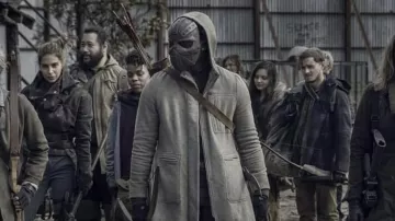 Abrigo gris usado por Elijah (Okea Eme-Akwari) como se ve en The Walking Dead (S11E01)