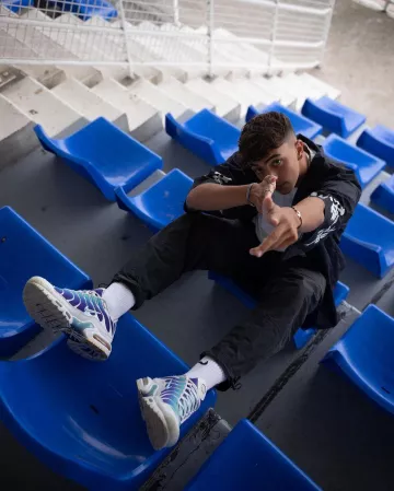 Le pantalon noir avec serrage aux chevilles porté par Inoxtag sur son compte Instagram @inoxtag