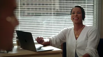 Cardigan blanc porté par Kelly (Kearran Giovanni) comme on le voit dans Walker TV show dressing (Saison 2 Épisode 8)