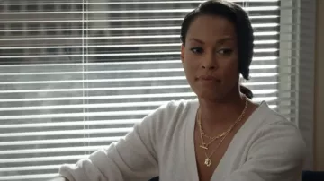 Collier en or porté par Kelly (Kearran Giovanni) comme on le voit dans les tenues de la série télévisée Walker (Saison 2 Épisode 8)